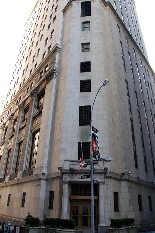 18-1 New York Stock Exchange At Wall St And New St In New York Financial District